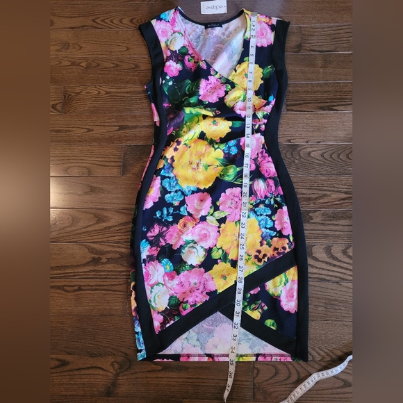 NWT Colourful Summer Dress, Rouched middle, V-cut hem. - Picture 6 of 10
